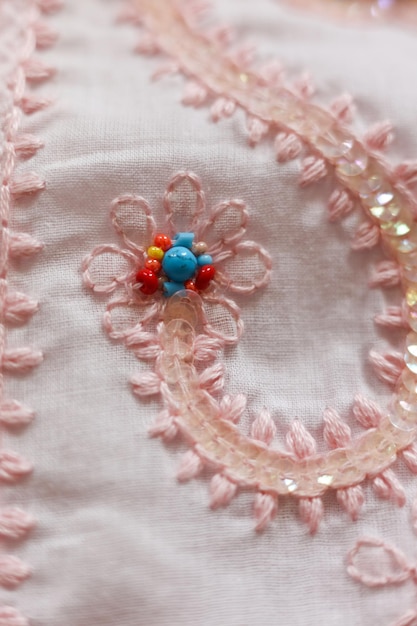 haftowane wzory na tkaninie